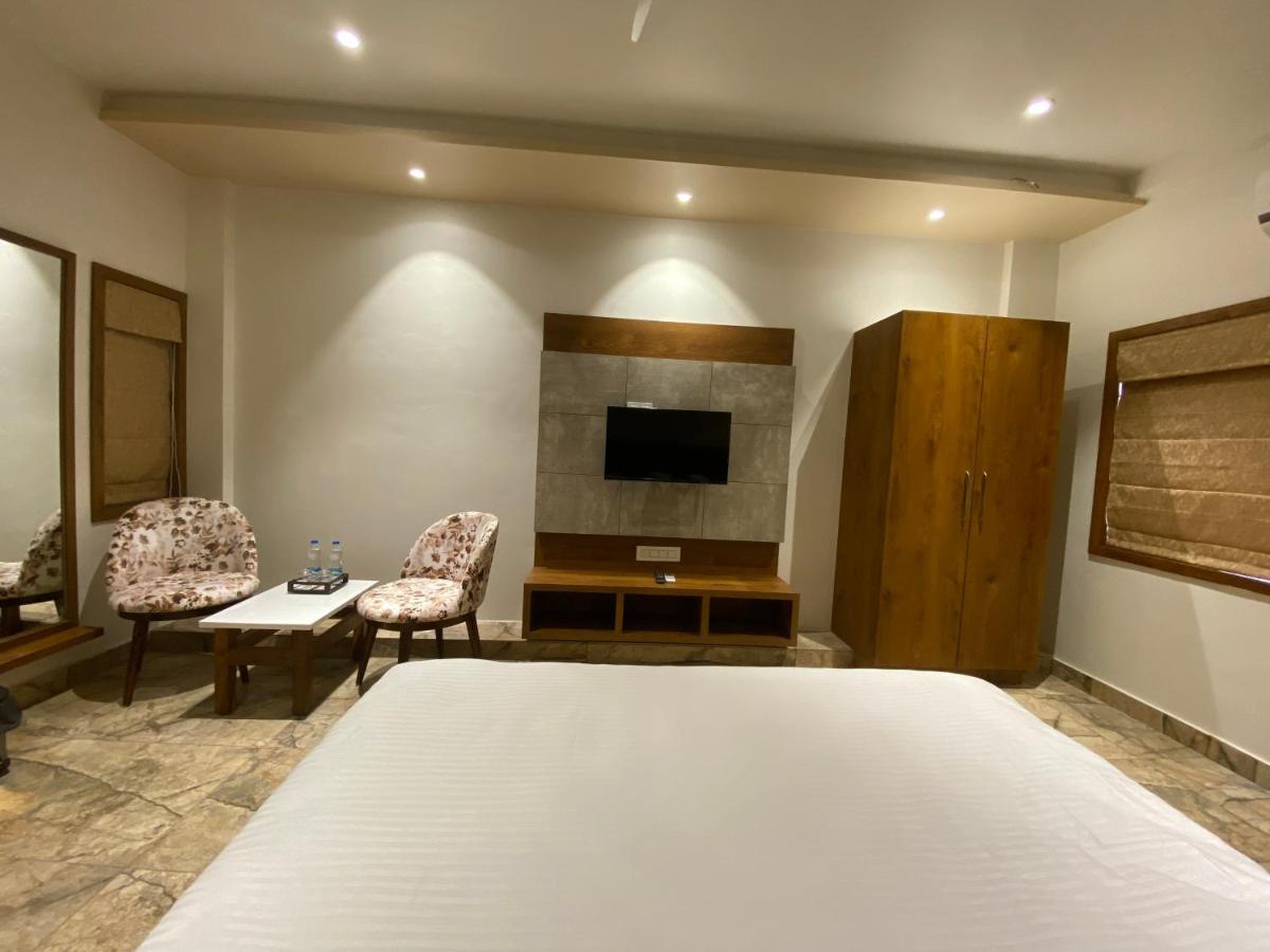 Hotel Damodar Veraval Buitenkant foto